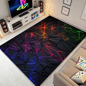 Peut inclure: Un tapis rectangulaire avec un motif géométrique. Le tapis présente un fond gris foncé avec un effet 3D et des lignes néon vives dans les tons de rouge, orange, jaune, vert, bleu et violet. Le tapis est dans un salon.