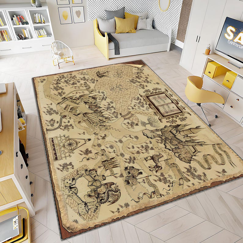 Puede incluir: Una alfombra rectangular grande con un dise&ntilde;o de mapa vintage en tonos beige y marr&oacute;n. La alfombra presenta ilustraciones detalladas de castillos, figuras y texto, con una apariencia envejecida y desgastada. La alfombra est&aacute; colocada sobre un suelo de madera clara.