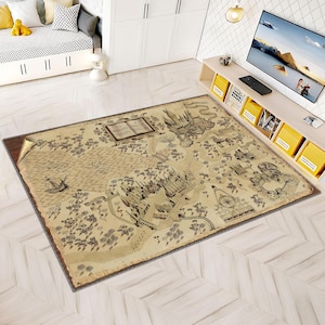 Puede incluir: Una alfombra rectangular con un dise&ntilde;o de mapa. La alfombra presenta un fondo similar a un pergamino con una ilustraci&oacute;n detallada del mapa en tonos marrones y negros. El mapa incluye ilustraciones de un castillo, un barco y el texto "The Marauder's Map".