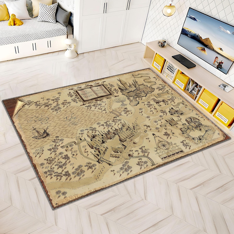 Puede incluir: Una alfombra rectangular con un dise&ntilde;o de mapa. La alfombra presenta un fondo similar a un pergamino con una ilustraci&oacute;n detallada del mapa en tonos marrones y negros. El mapa incluye ilustraciones de un castillo, un barco y el texto "The Marauder's Map".