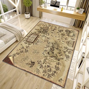 Puede incluir: Una alfombra rectangular con un dise&ntilde;o de mapa vintage. La alfombra presenta un fondo beige con una detallada ilustraci&oacute;n de mapa en negro y marr&oacute;n, que incluye un libro, barcos y varios s&iacute;mbolos. La alfombra tiene un borde marr&oacute;n y est&aacute; colocada sobre un suelo de madera.