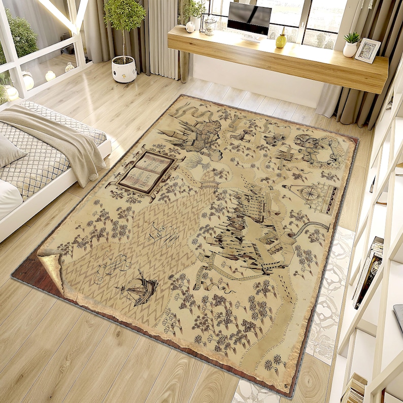 Puede incluir: Una alfombra rectangular con un dise&ntilde;o de mapa vintage. La alfombra presenta un fondo beige con una detallada ilustraci&oacute;n de mapa en negro y marr&oacute;n, que incluye un libro, barcos y varios s&iacute;mbolos. La alfombra tiene un borde marr&oacute;n y est&aacute; colocada sobre un suelo de madera.