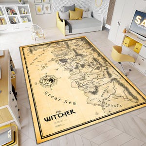 Puede incluir: Alfombra rectangular con diseño de mapa, con las palabras "The Witcher". La alfombra tiene un fondo beige con un borde negro y detalles del mapa. Una rosa de los vientos está en el centro. Adecuado para una sala de estar.