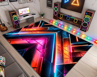 Może przedstawiać: Żywy, geometryczny dywan o nowoczesnym designie. Dywan posiada linie w stylu neonowym w odcieniach niebieskiego, różowego i pomarańczowego na czarnym tle. Dywan znajduje się w pokoju z konfiguracją do gier, w tym głośnikami i telewizorem.