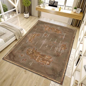 Puede incluir: Una alfombra rectangular grande con un diseño de mapa. La alfombra presenta un fondo marrón con ilustraciones detalladas de masas terrestres en tonos marrones y beige. El texto "THE SUNDERED WORLD" es visible.