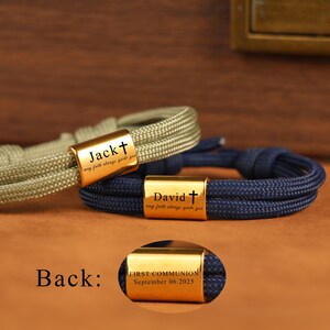 Könnte beinhalten: Drei personalisierte Armbänder mit goldfarbenen Verschlüssen. Eines ist olivgrün, eines marineblau und das dritte marineblau mit dem Text "FIRST COMMUNION September 06.2025". Jeder Verschluss hat einen Namen und ein Kreuz.