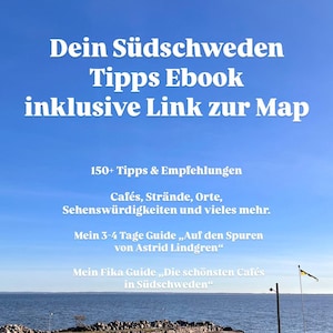 Könnte beinhalten: Küstenlandschaft mit Text, der für ein E-Book über Südschweden wirbt. Das Bild zeigt ein rotes Gebäude, einen Pier und ein Gewässer unter blauem Himmel. Der Text enthält "Cafés, Strände, Orte, Sehenswürdigkeiten".