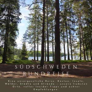 Könnte beinhalten: Ein Foto von einem Wald mit hohen Bäumen, die sich gegen einen blauen Himmel erheben. Der Text am unteren Rand wirbt für eine Rundreise durch Südschweden und hebt Küsten, Inseln, Wälder und Städte hervor.