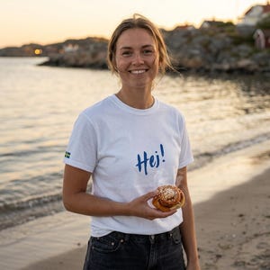 Sverige T-shirt | "Hej" - Typiskt svenskt | Liten svensk flagga på ärmen | Perfekt för Sverige-fans