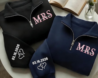 Bluza z haftowanym napisem "Mrs Quarter Zip", spersonalizowane nazwisko i data ślubu, strój na wieczór panieński, prezent dla nowożeńców
