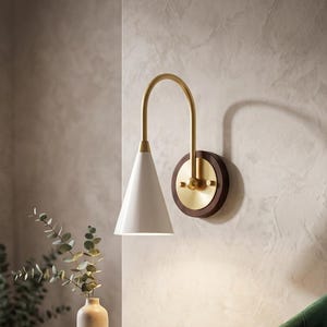 Arandela de parede moderna de meados do século com cúpula cônica branca, peça decorativa minimalista feita à mão.