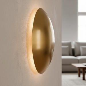 Aplique de pared pequeño de latón moderno de mediados de siglo, hecho a mano, lámpara ambiental minimalista con halo luminoso.