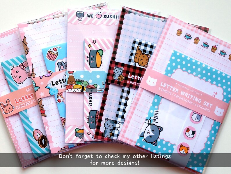 Op de afbeelding: Een set briefpapier met verschillende schattige cartoon-dierontwerpen. De set bevat 8 vellen briefpapier, 4 enveloppen en 4 stickers. De ontwerpen omvatten katten, konijnen, sushi en cupcakes.
