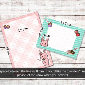 Op de afbeelding: Twee gestreepte notitieboekjes in roze en blauw met schattige illustraties. Het roze notitieboekje is 19 cm bij 10,5 cm en heeft een regelafstand van 8 mm. Het blauwe notitieboekje is 14,5 cm bij 10,5 cm en heeft een konijn met het woord "HELLO!" erboven.