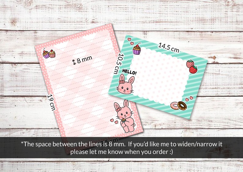 Op de afbeelding: Twee gestreepte notitieboekjes in roze en blauw met schattige illustraties. Het roze notitieboekje is 19 cm bij 10,5 cm en heeft een regelafstand van 8 mm. Het blauwe notitieboekje is 14,5 cm bij 10,5 cm en heeft een konijn met het woord "HELLO!" erboven.