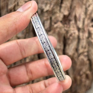 Pulseira de prata esterlina feita à mão com padrão de folhas | Pulseira com design tribal oxidado | Vintage para homens e mulheres | Joias Boho