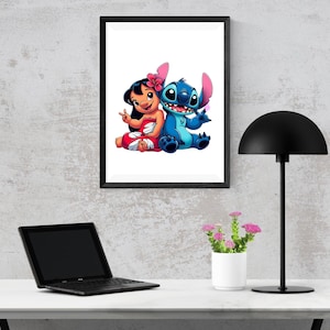 Może przedstawiać: Oprawiony wydruk z postaciami z kresk&oacute;wki Lilo i Stitch. Lilo, z czarnymi włosami i r&oacute;żowym kwiatem, ma na sobie czerwoną sukienkę. Stitch, niebieski kosmita, siedzi obok niej. Grafika jest w czarnej ramie.