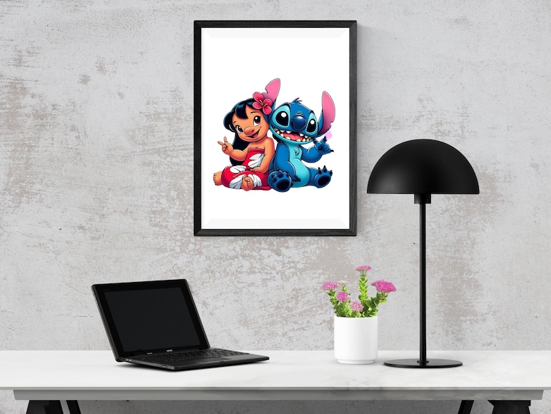 Może przedstawiać: Oprawiony wydruk z postaciami z kresk&oacute;wki Lilo i Stitch. Lilo, z czarnymi włosami i r&oacute;żowym kwiatem, ma na sobie czerwoną sukienkę. Stitch, niebieski kosmita, siedzi obok niej. Grafika jest w czarnej ramie.