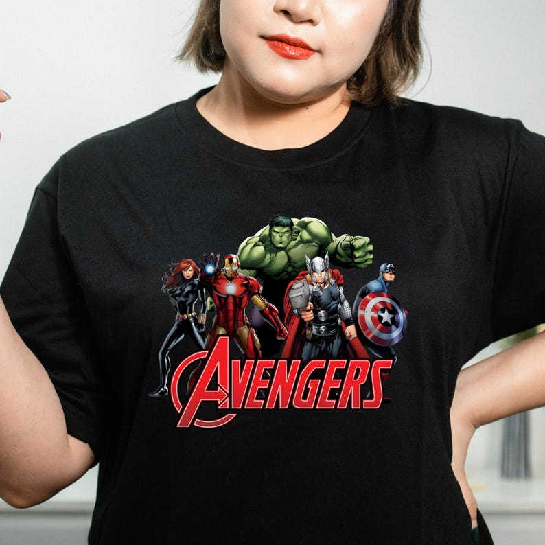 Pu&ograve; includere: T-shirt nera con una grafica del team Avengers, tra cui Iron Man, Hulk, Thor, Capitan America e Vedova Nera. La parola "Avengers" &egrave; stampata in rosso nella parte inferiore della grafica.