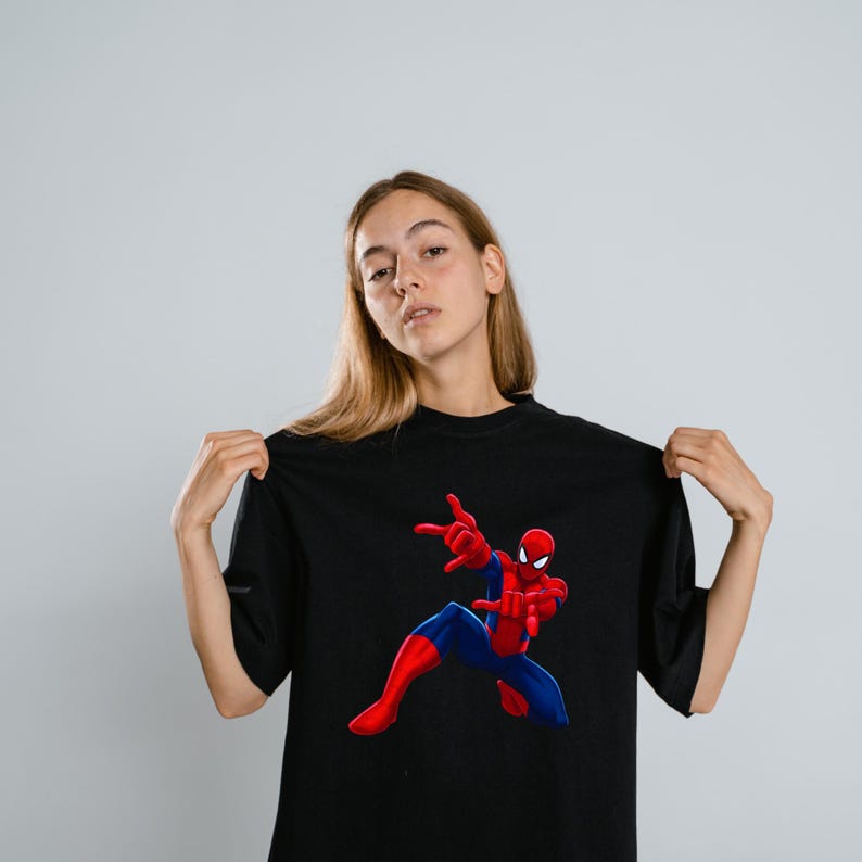Pu&ograve; includere: T-shirt nero con una grafica colorata di Spider-Man. Il supereroe &egrave; raffigurato in una posa dinamica, con il suo costume rosso e blu. La maglietta &egrave; a girocollo.