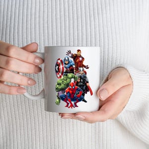 Pu&ograve; includere: Tazza in ceramica bianca con una grafica colorata del team di supereroi degli Avengers. Il design include Captain America, Iron Man, Thor, Hulk e Spider-Man. La tazza ha un manico standard e una finitura lucida.