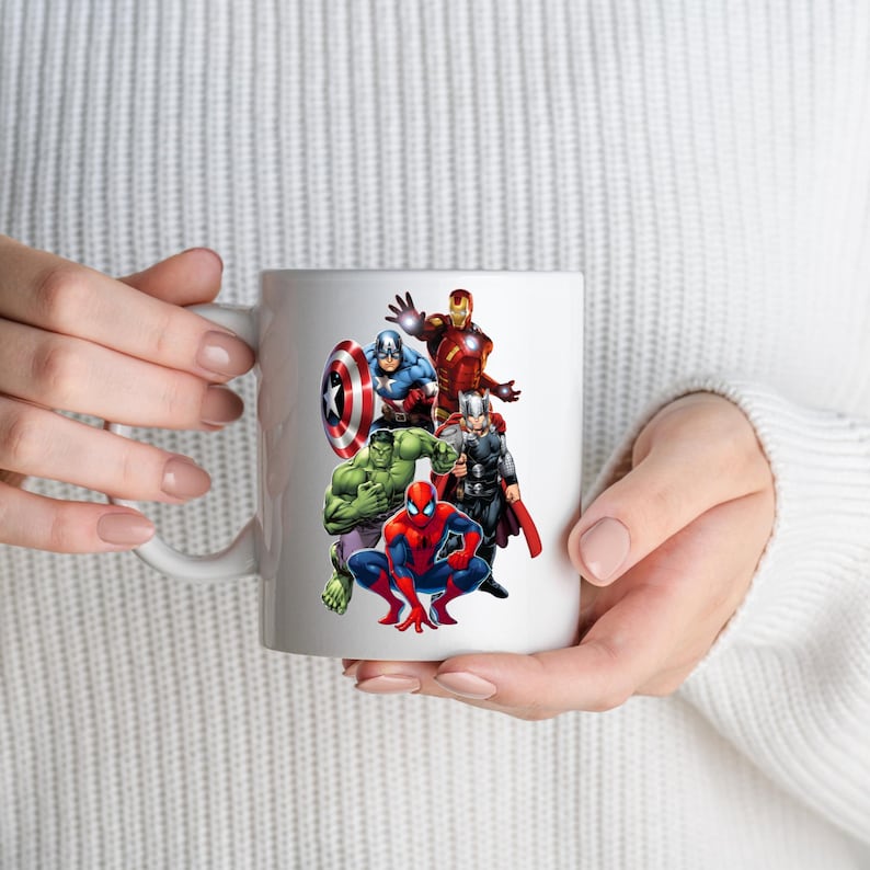 Pu&ograve; includere: Tazza in ceramica bianca con una grafica colorata del team di supereroi degli Avengers. Il design include Captain America, Iron Man, Thor, Hulk e Spider-Man. La tazza ha un manico standard e una finitura lucida.