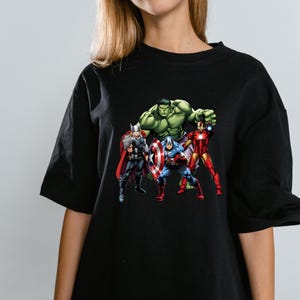 Pu&ograve; includere: T-shirt nero con una grafica degli Avengers: Thor, Hulk, Captain America e Iron Man. I supereroi sono raffigurati nei loro costumi iconici, con colori vivaci e pose dinamiche. La maglietta &egrave; realizzata in un materiale morbido e confortevole.