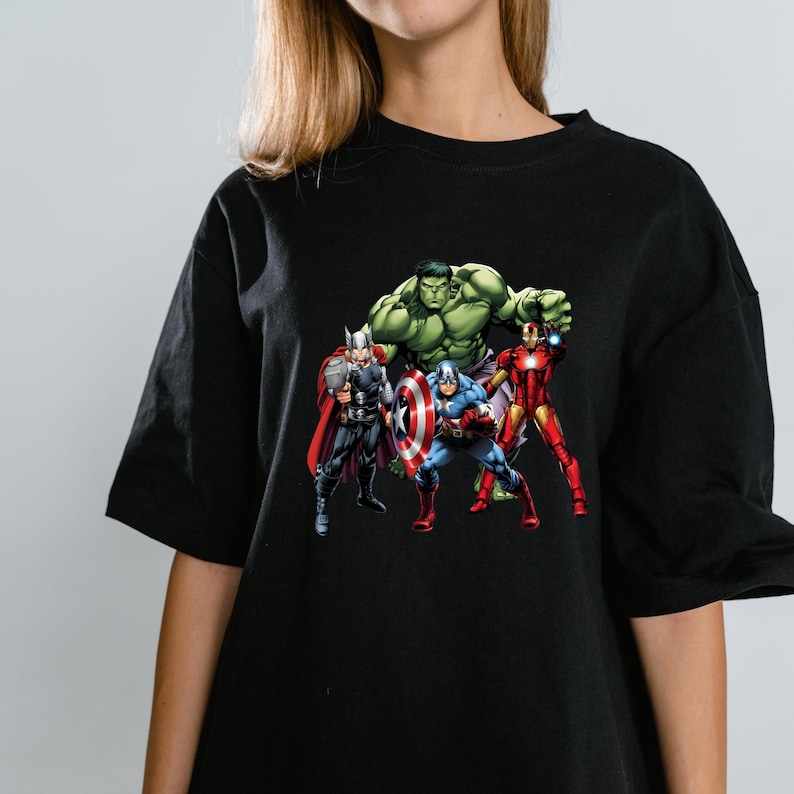 Pu&ograve; includere: T-shirt nero con una grafica degli Avengers: Thor, Hulk, Captain America e Iron Man. I supereroi sono raffigurati nei loro costumi iconici, con colori vivaci e pose dinamiche. La maglietta &egrave; realizzata in un materiale morbido e confortevole.