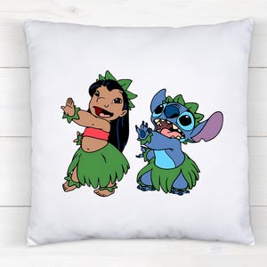Może przedstawiać: Biała kwadratowa poduszka z kolorową ilustracją Lilo i Stitch w hawajskim stroju. Lilo ma na sobie czerwony top i zieloną sp&oacute;dnicę, a Stitch jest niebieski z zieloną sp&oacute;dnicą. Postacie są w zabawnej pozie.