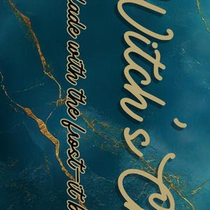 Op de afbeelding: Verticale teal achtergrond met gouden aderen en de tekst "Rose Witch's Christmas". Daaronder staat de tekst "Magie vervaagt niet met de vorst - het bloeit eronder."