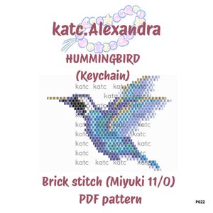 Peut inclure: Un patron PDF numérique pour un porte-clés colibri, créé en point de brique avec des perles Miyuki 11/0. Le motif représente un colibri bleu et violet. Le texte "katc.Alexandra" et "HUMMINGBIRD (Keychain)" sont affichés.