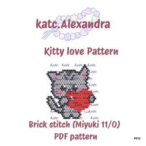 Peut inclure: Un patron PDF numérique intitulé "Kitty love Pattern" représentant un chat gris pixélisé tenant un cœur rouge. Le motif est conçu avec la technique du point de brique avec des perles Miyuki 11/0. Le texte "katc.Alexandra" et "PDF pattern" est également inclus.