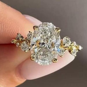 Anillo de compromiso de moissanita ovalada, anillo vintage de diamantes en racimo, anillo nupcial de oro amarillo, anillo de moissanita único, anillo de boda alternativo