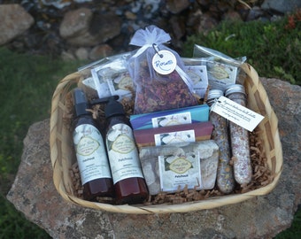 Gift Basket, Spa Basket, Luxury Bath, Patchouli Basket, Weddings, Showers, Relax  Lavender Bath Salts,