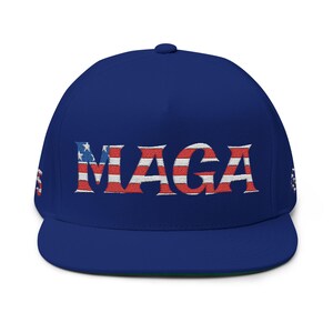 Może przedstawiać: Biały ceramiczny kubek z czarnym uchwytem i napisem "But First, Coffee" pogrubioną, czarną czcionką. Kubek jest umieszczony na rozmytym tle, sugerującym przytulne otoczenie.