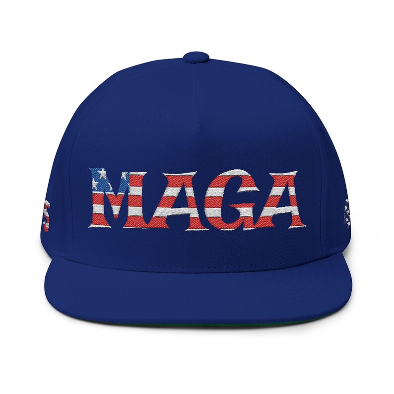 Może przedstawiać: Biały ceramiczny kubek z czarnym uchwytem i napisem "But First, Coffee" pogrubioną, czarną czcionką. Kubek jest umieszczony na rozmytym tle, sugerującym przytulne otoczenie.