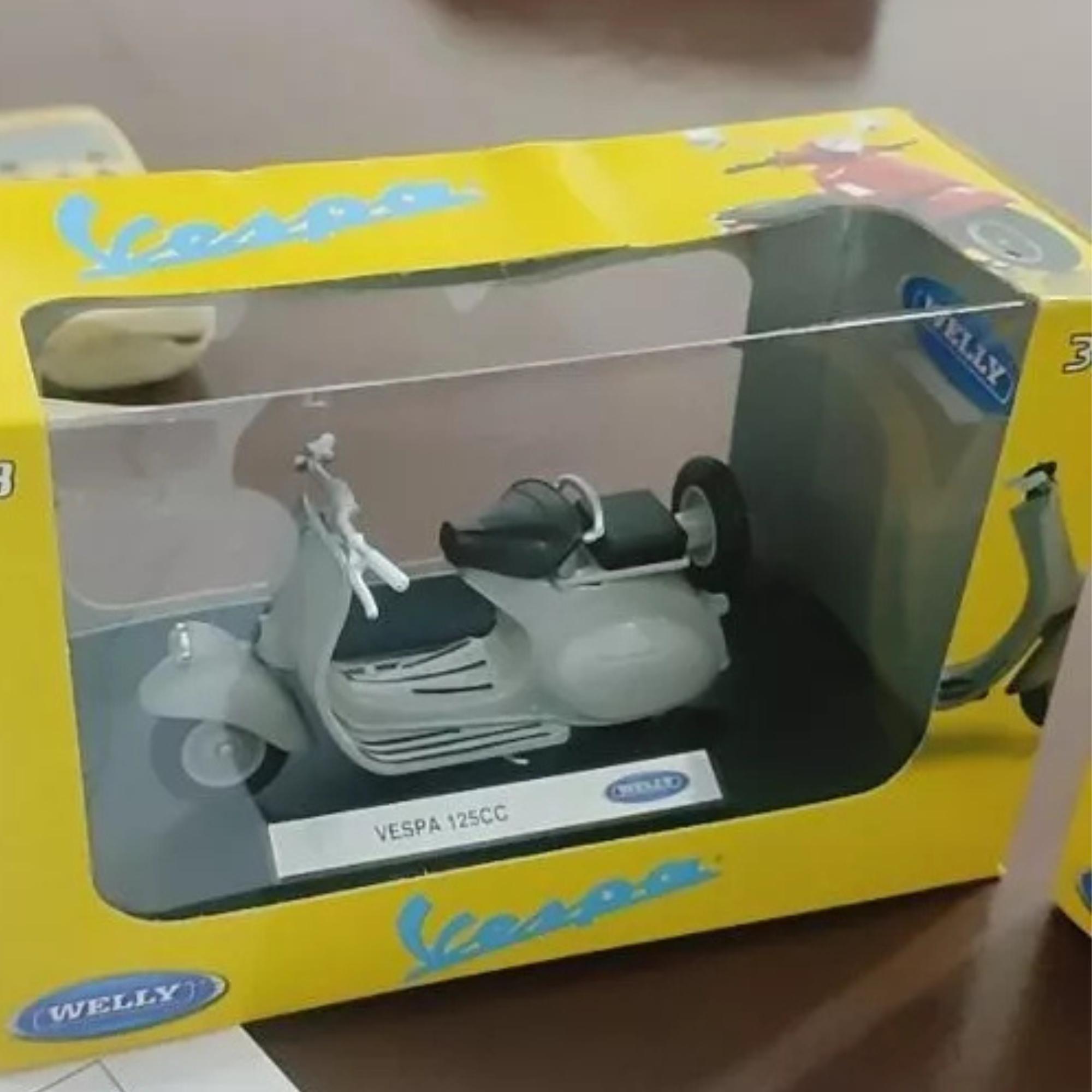 ミニチュアベスパスクーター、1:18スケールレッドダイキャストバイク 