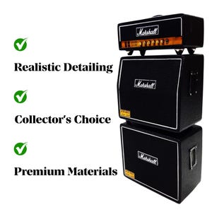 Könnte beinhalten: Ein schwarzer Marshall-Verstärkerstapel mit einem Kopf und zwei Lautsprecherboxen. Der Kopf hat goldene Knöpfe und das Marshall-Logo. Die Boxen tragen das Marshall-Logo und Modellinformationen. Das Bild enthält auch den Text "Realistic Detailing", "Collector's Choice" und "Premium Materials".