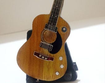 Miniature Guitar 1:12 – Kurt Cobain Nirvana MTV Unplugged Collectible