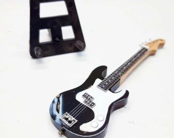Guitarra en miniatura Fender Bass negra a escala 1/12