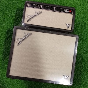 Könnte beinhalten: Zwei Fender Bandmaster Gitarrenverstärker-Repliken. Der obere Verstärker ist kleiner und hat Bedienknöpfe und den Text "Band Master". Beide Verstärker haben eine hellbeige Lautsprecherabdeckung, schwarze Zierleisten und das Fender-Logo in Silber.