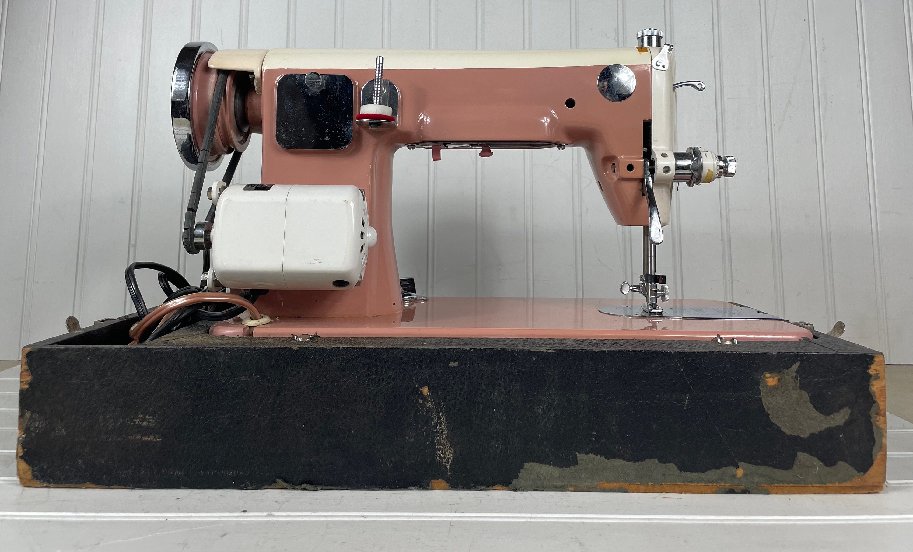 Vintage Universal Streamline Deluxe Sewingmachine 1950s Vintage Pink Sewing  Machine Model ST Deluxe Streamliner Made in Japan 