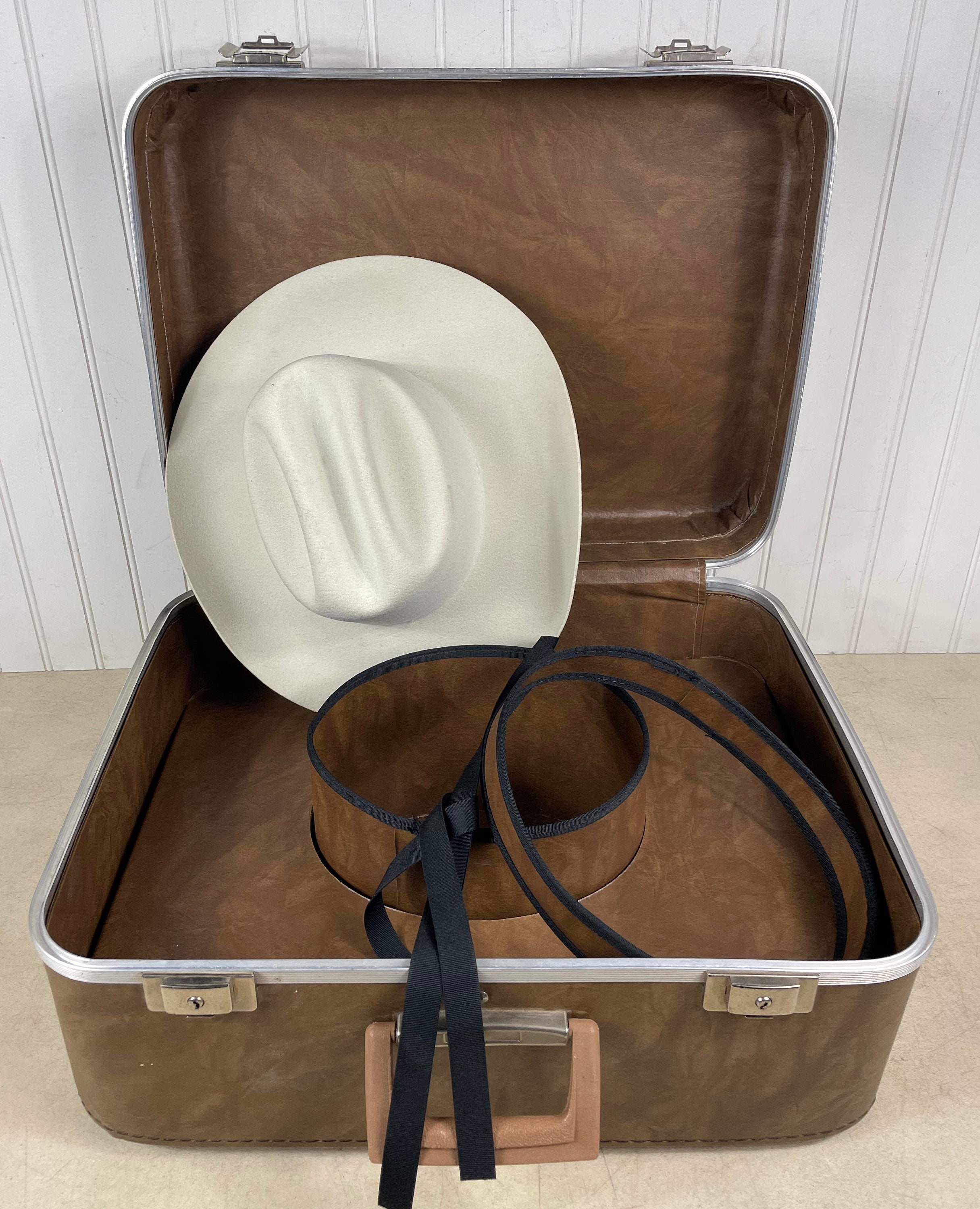  Cowboy Hat Travel Case Large Wide Brim Fedora Cowboy Hat Box  Universal Size Hat Carrier for Most Hats Carry-On Hat Bag Travelling Hat  Boxes Cowgirl Hats Care - The Rider 