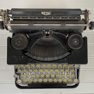 Vintage 1935 Royal Portable Typewriter – Black with White Keys – Original Case
