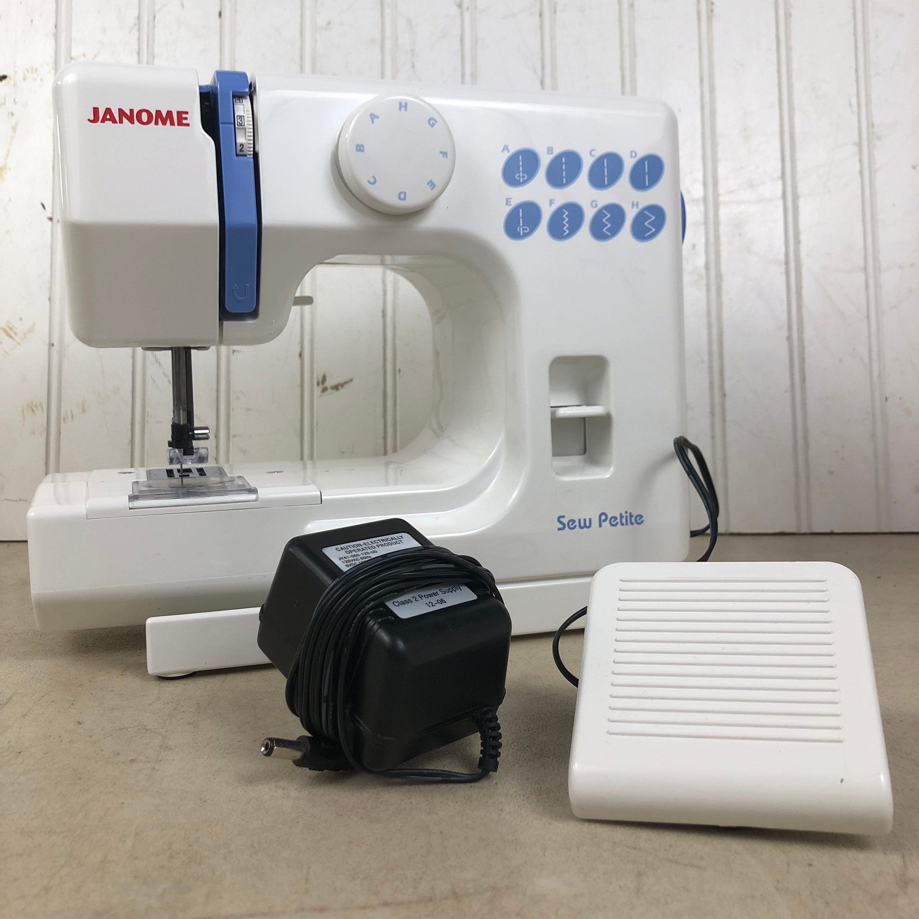 JANOME MODEL 525 SEW MINI PORTABLE SEWING MACHINE