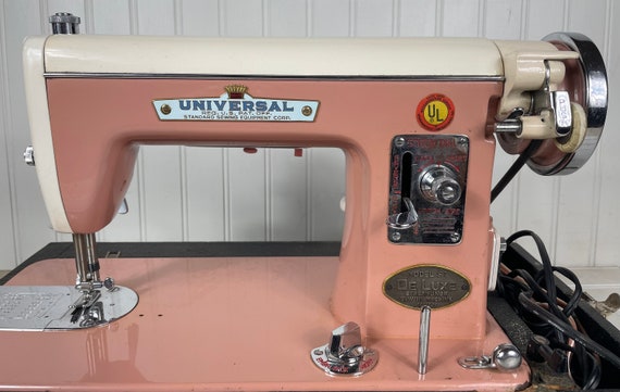 Vintage Universal Streamline Deluxe Sewingmachine 1950s Vintage Pink Sewing  Machine Model ST Deluxe Streamliner Made in Japan 