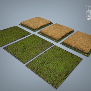 Op de afbeelding: Zes miniatuurterraintegels. Drie zijn groen, lijken op velden, en drie zijn bruin, mogelijk droog gras of aarde voorstellend. De tegels zijn vierkant en gerangschikt op een grijze ondergrond. Het MG Terrain-logo staat rechtsboven.
