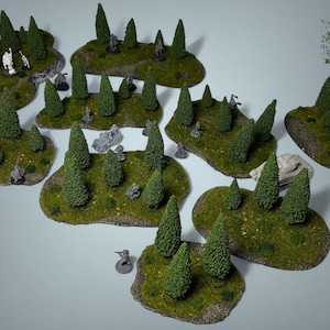 Könnte beinhalten: Eine Sammlung von Miniatur-Geländestücken für Tabletop-Spiele. Die Stücke zeigen grüne, grasbewachsene Basen mit detaillierten immergrünen Bäumen und kleinen Figuren. Die Stücke variieren in Größe und Form.