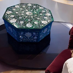 Op de afbeelding: Een set van drie keramische nestkommen in blauwe, groene en witte tinten. De kommen hebben een gespikkelde glazuur en een eenvoudig, modern ontwerp. De grootste kom heeft een diameter van ongeveer 15 cm.