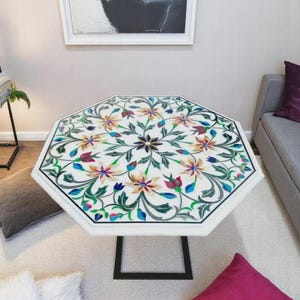 Handgefertigter Blumencouchtisch aus weißem Marmor - achteckiger Edelstein-Akzenttisch für Flurinnendekoration